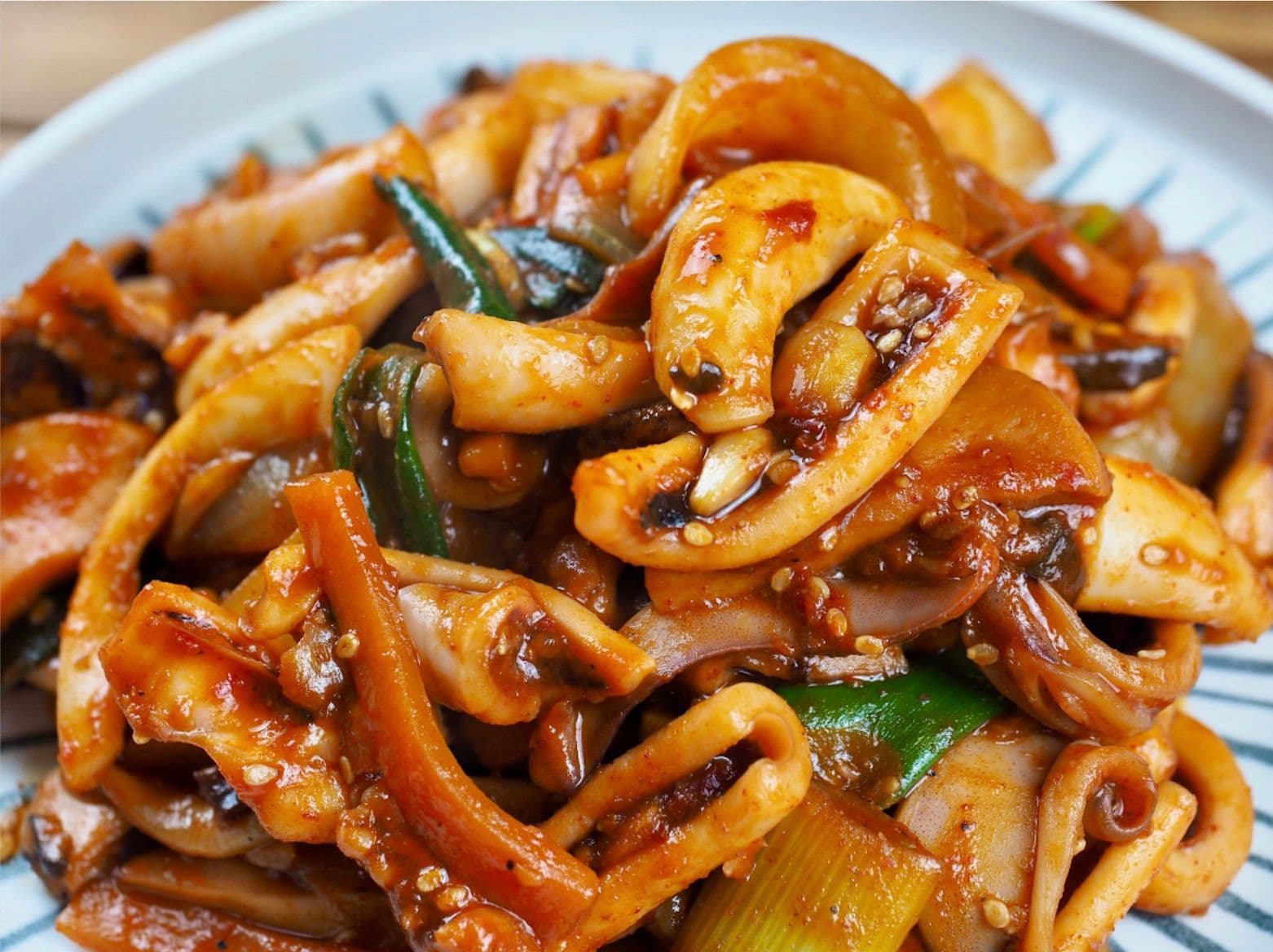 Scharf gebratener Tintenfisch (Koreanischer Stil, 오징어볶음)