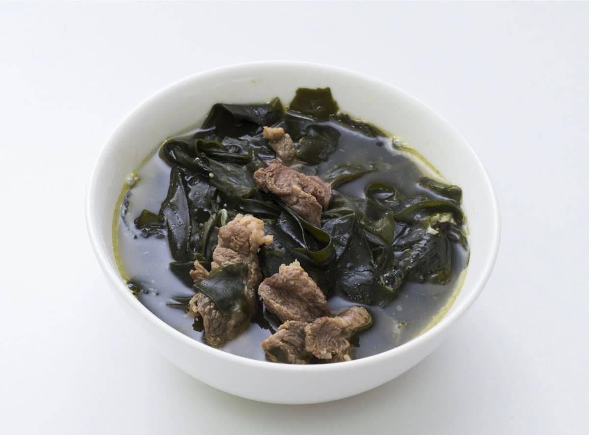 Miyeokguk (koreanische Algensuppe, 미역국) Thumbnail