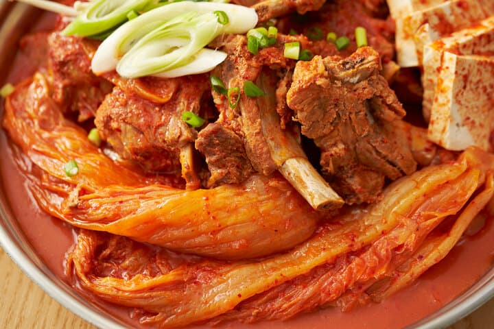 Kimchi Jjigae – koreanischer Kimchi-Eintopf (김치찌개)